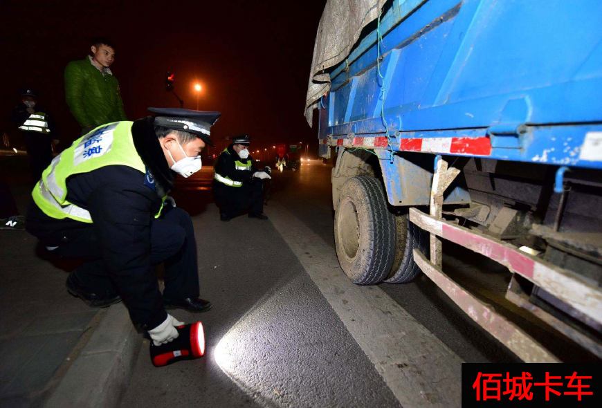 小型沙滩清洁车