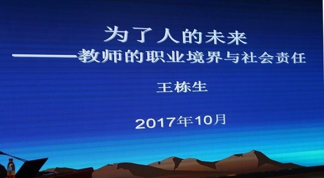 妻儿车祸去世 男子义务指挥交通35年