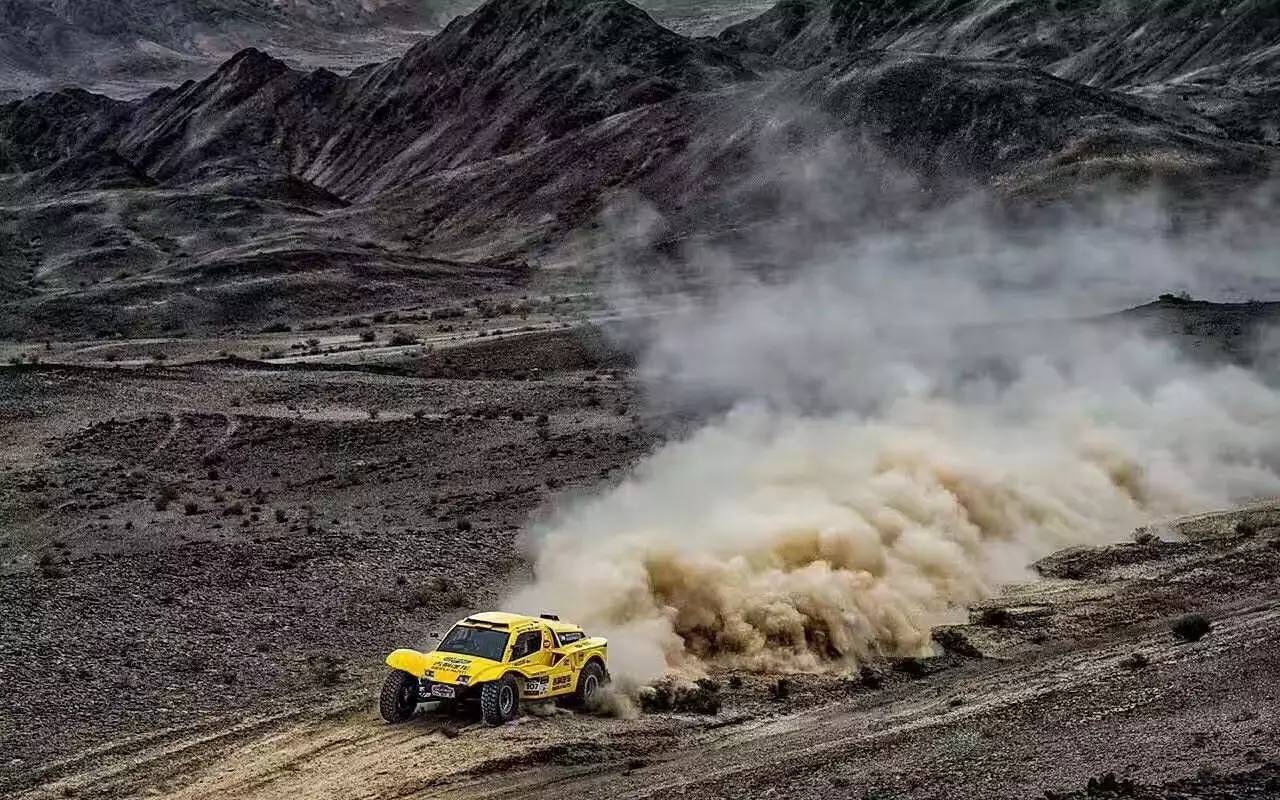 夫妻俩高速上为星星吵架引发车祸爆胎，桌面款持久性方案设计，最佳精选解释定义_斩版24.76.34