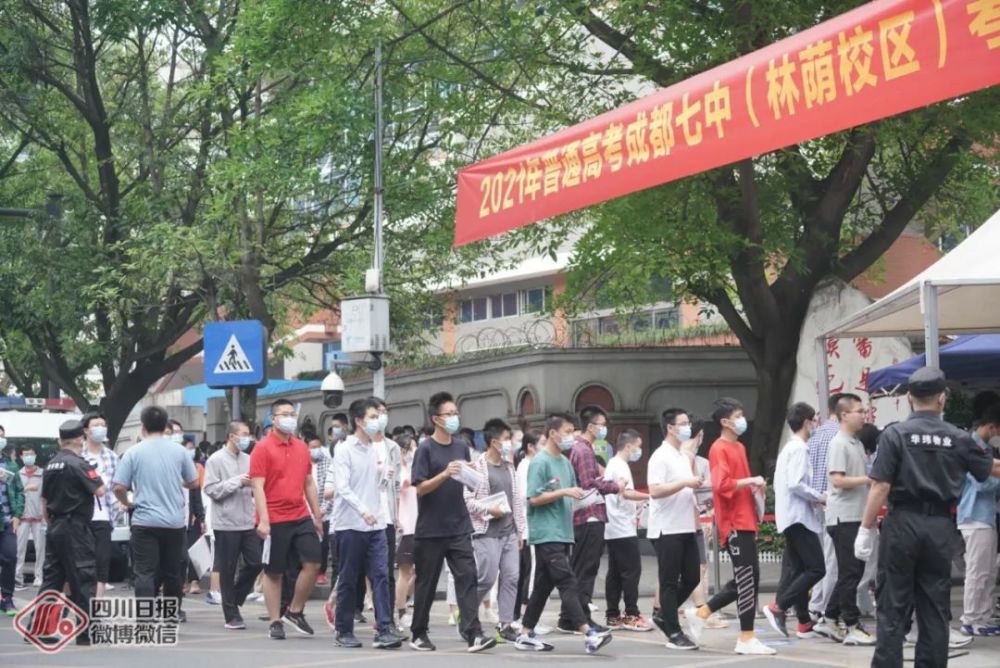 四川一高中老师与学生疑似不雅行为事件，灵活性方案解析与反思，专业解答解释定义_VIP80.48.60